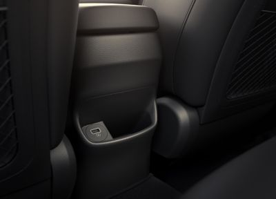 Zadní USB port uklidňující vyhřívaná zadní sedadla v novém kompaktním SUV Kona Hybrid.