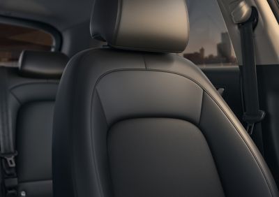 Close-up van de verwarmde en geventileerde zetels van de Hyundai KONA Hybrid.
