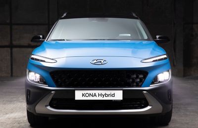 Pohľad spredu na nové kompaktné SUV Hyundai Kona Hybrid s robustným nájazdovými štítom.