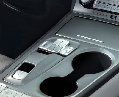 Ovládání elektronického řazení na středové konzole nového Hyundai Kona Electric.