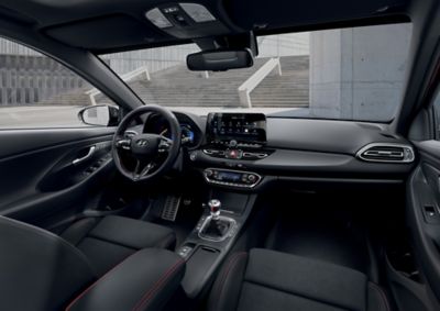 Intérieur de Hyundai i30 vu depuis la banquette arrière.