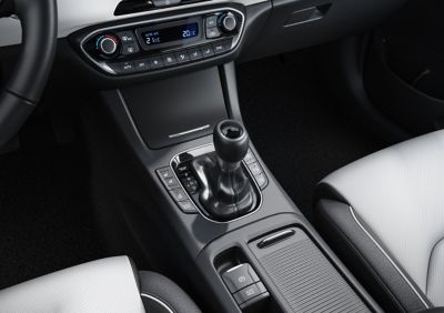 Der Schaltkauf des elektronisch geregelten 6-Gang-Getriebes eines Hyundai i30 Fastback.