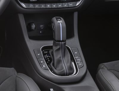 Palanca de cambios N DCT de la cabina del nuevo Hyundai i30 Fastback N.