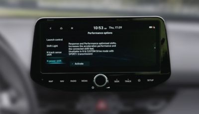 Dettaglio del display touchscreen da 10.25’’ all’interno della nuova berlina ad alte prestazioni Hyundai i30 N