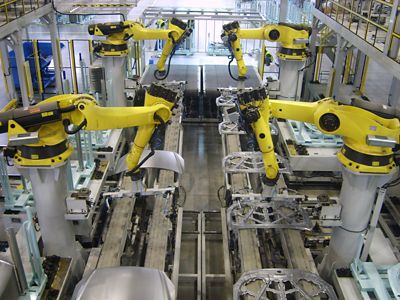 Roboter arbeider med biler.