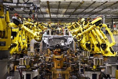 Roboter i arbeid i en bilfabrikk. Foto.