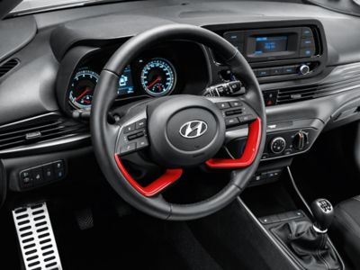 Steering wheel inlays and door handle trims in the cockpit of the Hyundai BAYON in aqua turquoise.