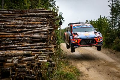 De Hyundai i20 Coupé WRC in de Rally van Estland met een enorme sprong