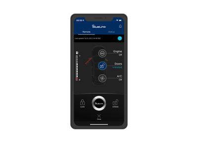 Pantalla de la aplicación Bluelink en un smartphone: bloqueo remoto de puertas del Hyundai IONIQ 5.
