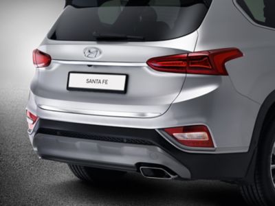 The Hyundai KONA LED door projectors with the Hyundai logo projected on the ground.