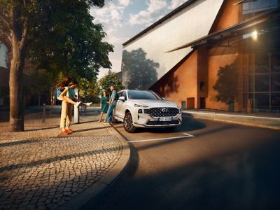 Hyundai Santa Fe plug-in Hybrid su strada