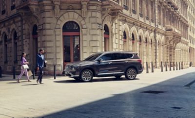 Nuova SANTA FE Plug-in Hybrid, il SUV a 7 posti di Hyundai parcheggiato in città