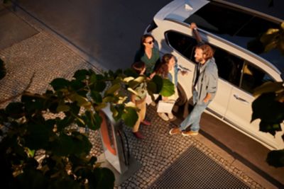 Ragazzi appoggiati a Hyundai Santa Fe Plug-in Hybrid