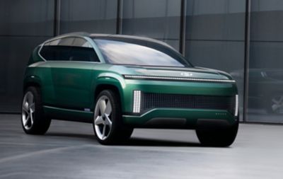 Das Hyundai Konzeptfahrzeug SEVEN in grün, schräg von vorne gesehen