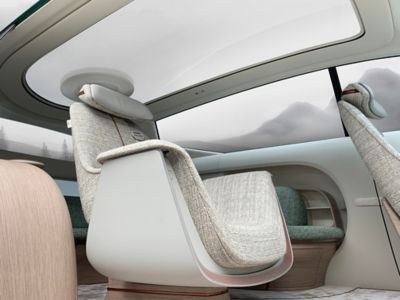 Přizpůsobitelné uspořádání sedadel uvnitř nového konceptu elektrického SUEV SEVEN značky Hyundai.
