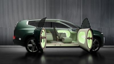 Nový koncept elektrického SUV Hyundai SEVEN s bezsloupkovými dveřmi autobusu a ambientním osvětlením.