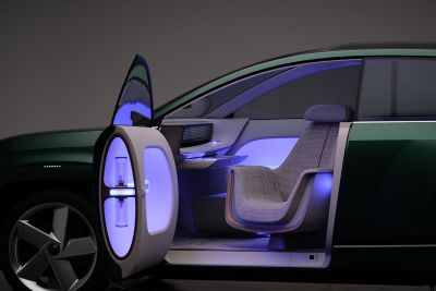 Boční ambientní osvětlení předních dveří nového elektrického SUEV konceptu SEVEN značky Hyundai.