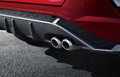 Picture of the twin chrome exhaust pipes of the Hyundai KONA N-Line in red. 