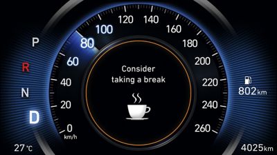 Na středovém panelu se zobrazuje upozornění na pozornost řidiče Hyundai Smart Sense (DAW).