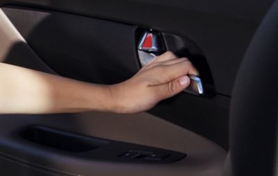 Detailbild: Eine Kinderhand öffnet von innen die Tür eines Hyundai.