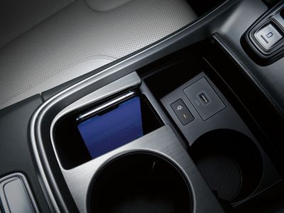 Detailní pohled na vylepšenou podložku pro bezkabelové nabíjení v novém modelu Hyundai Santa Fe Hybrid.