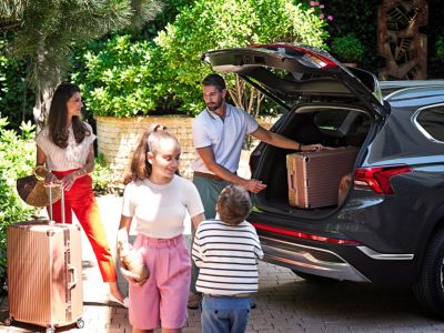 Famiglia scarica il bagagliaio di Hyundai Santa Fe Hybrid