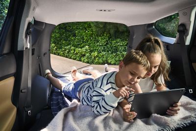 Immagine degli interni di Nuova Hyundai Santa Fe Hybrid con focus sui sedili posteriori