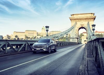 Hyundai Santa Fe Hybrid su un ponte cittadino