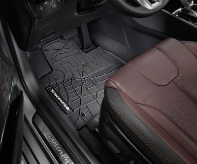 Hyundai SANTA FE med originaltilbehøret gulvmatter. Foto.