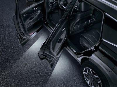 Hyundai SANTA FE Hybrid z oświetleniem LED w przednich i tylnych drzwiach.