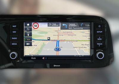 Gros plan sur les avertissements des radars de vitesse sur l'écran de la Hyundai i10.