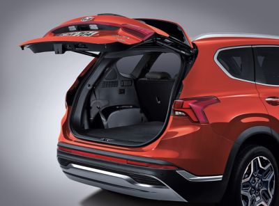 The open automatic smart power tailgate of the Hyundai Santa fe Hybrid 7 seat SUV.