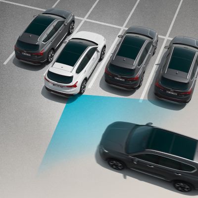 Hyundai Smart Sense Rear Cross-Traffic Collision Warning waarschuwt voor naderende voertuigen.