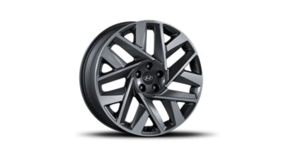 The new 20'' alloy wheels of the Hyundai Santa Fe 7 seat SUV.