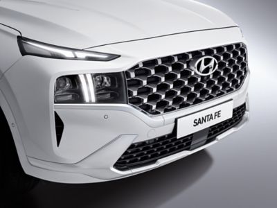 Imagen en detalle del nuevo diseño del parachoques frontal del nuevo Hyundai SANTA FE.