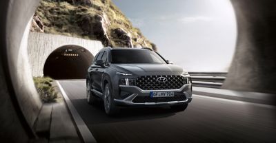 Nové sedmimístné SUV Hyundai Santa Fe Hybrid projíždějící tunely.