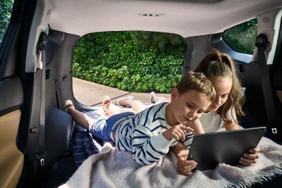 Una vista degli interni di Nuova SANTA FE Plug-in Hybrid, il SUV a 7 posti di Hyundai, con dettaglio dei sedili posteriori ripiegabili