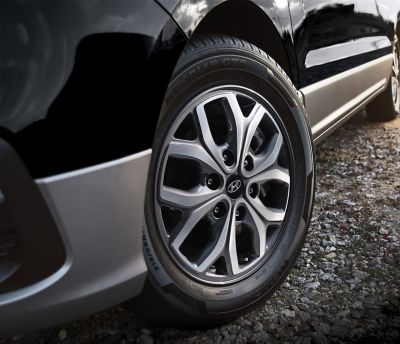 The 17 inch alloy wheels of the Hyundai H-1.