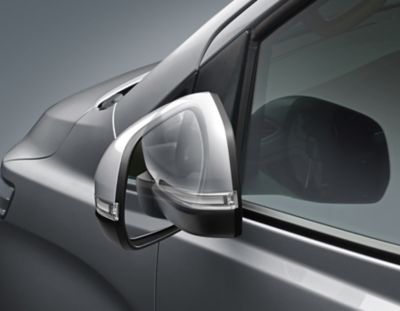 Electric folding outside mirrors of the Hyundai H-1. 