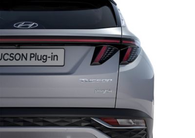 Vista posteriore del Nuovo SUV compatto Hyundai TUCSON Plug-in Hybrid con le ampie luci a LED.