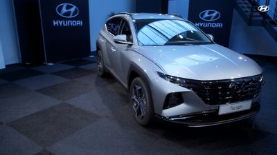The all-new Hyundai Tucson Hybrid SUV pictured from the front.