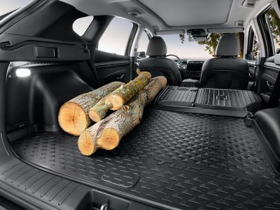 Interior del Hyundai TUCSON cubierto con el revestimiento de maletero impermeable y antideslizante. 