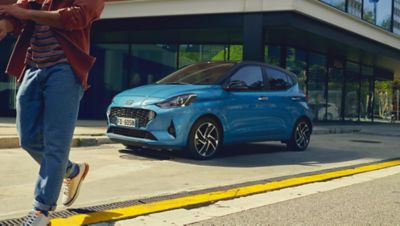 Immagine di Nuova Hyundai i10 parcheggiata su strada.