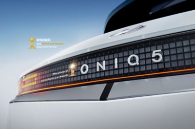 Retro di Hyundai IONIQ 5 con logo vittoria WCOTY 2022