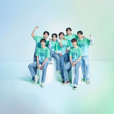 Les sept membres de BTS vus de face et portant le maillot de la Team Century Hyundai.