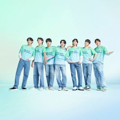 Les sept membres de BTS vus de face et portant le maillot de la Team Century Hyundai.