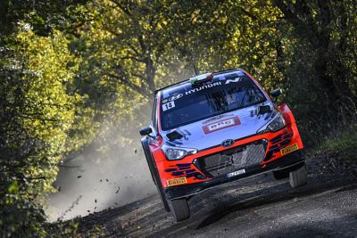 Voiture de rallye customer racing Hyundai Motorsport i20 R5 en action de l’avant.