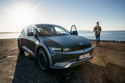 Hyundai IONIQ 5 voiture electrique devant un beau paysage.