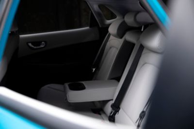 Podgrzewane tylne siedzenia nowego kompaktowego SUV-a Hyundai Kona Electric.