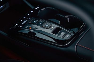 Detail van de gloednieuwe Hyundai TUCSON N Line shift-by-wire console cover.